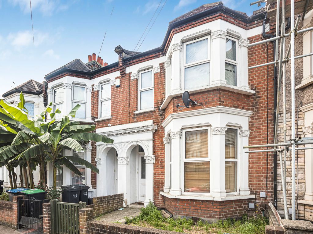 2 bed flat to rent in St. Saviours Road, Croydon, Surrey CR0, £1,500