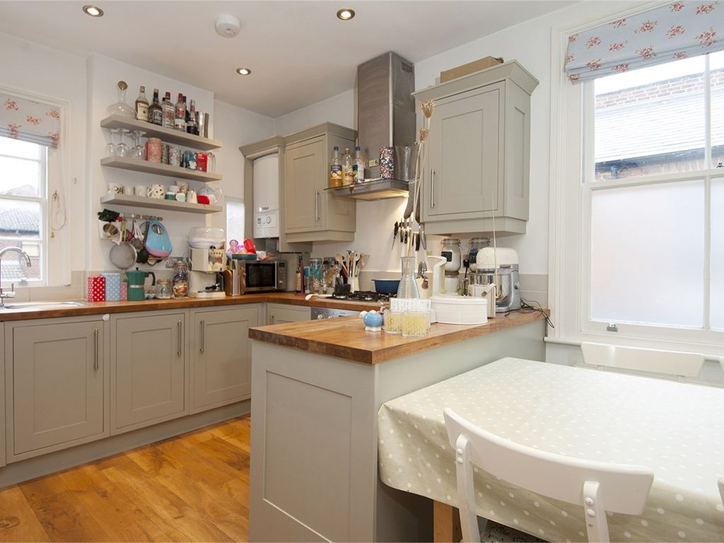2 bed flat to rent in Cobbold Road, Wendell Park, Shepherd's Bush W12