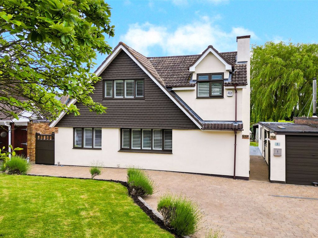 4 bed detached house for sale in Lee Woottens Lane, Kingswood, Basildon
