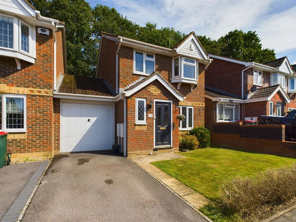3 bed linkdetached house for sale in Hodgkin Close, Maidenbower