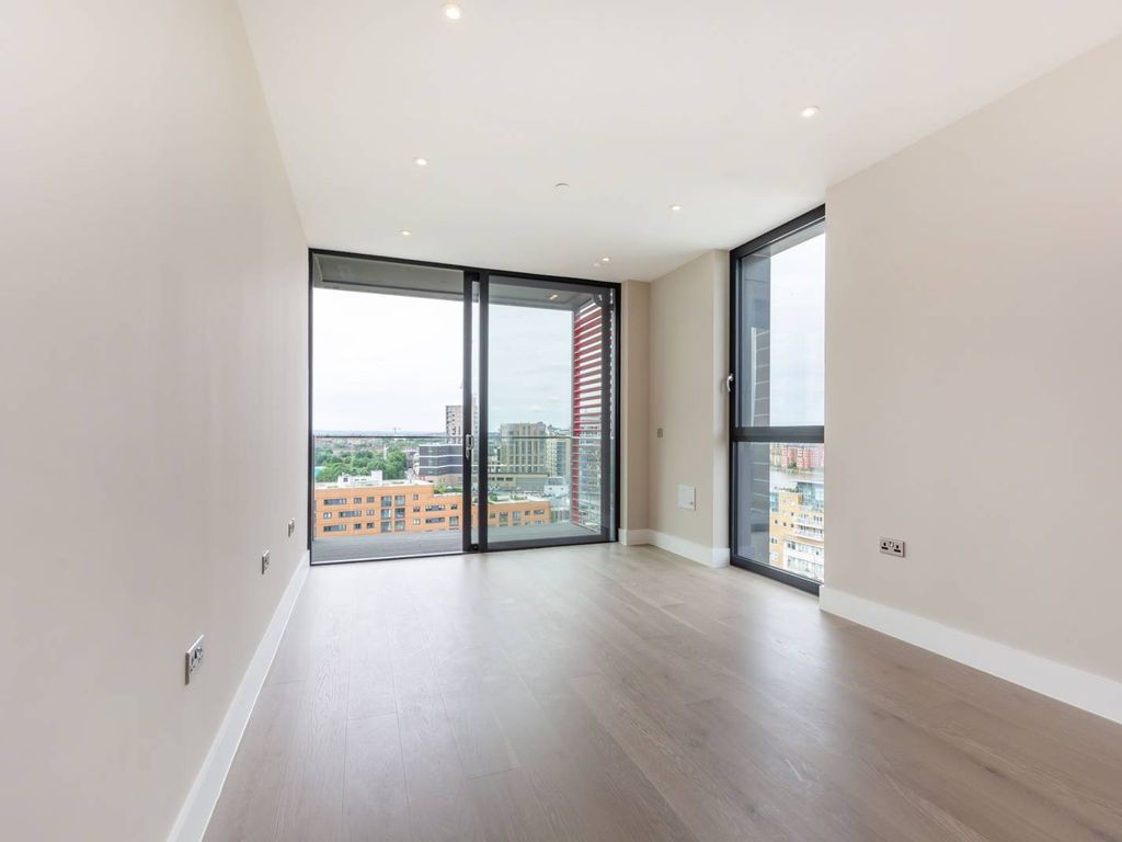 2 bed flat to rent in Gwynne Road, Battersea, London SW11, £2,900 pcm