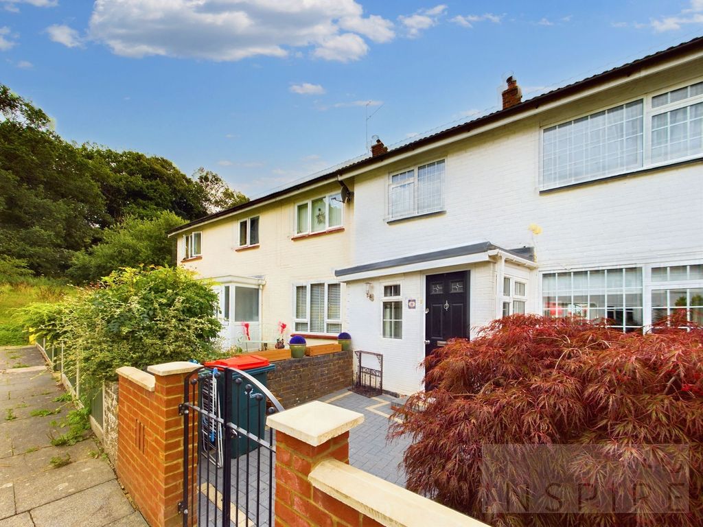 3 bed terraced house for sale in Gloucester Road, Crawley RH10, £