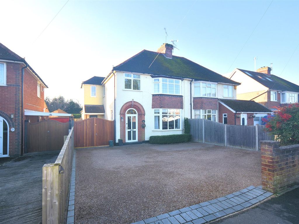 3 bed semidetached house for sale in Tring Road, Aylesbury HP20, £