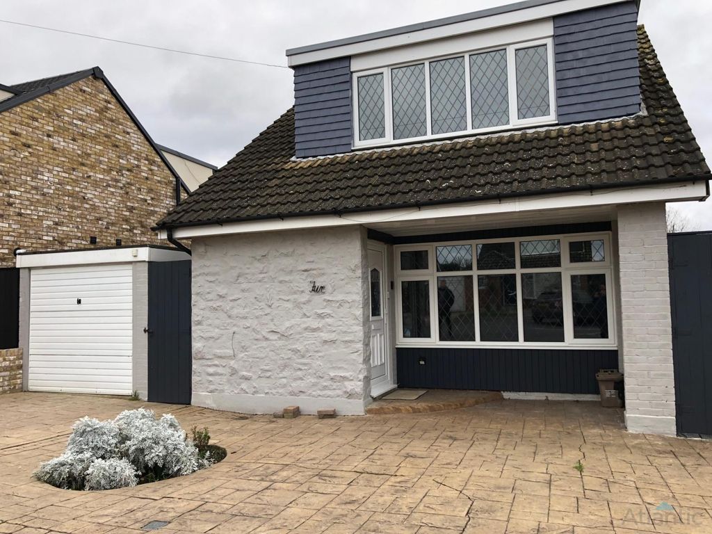 3 bed detached house to rent in Beaumont View, Goffs Oak EN7, £1,995