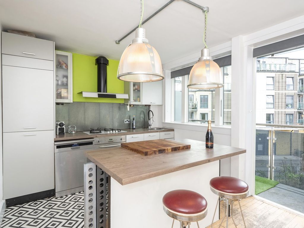 2 bed flat for sale in Wellington Close, WaltonOnThames KT12 Zoopla