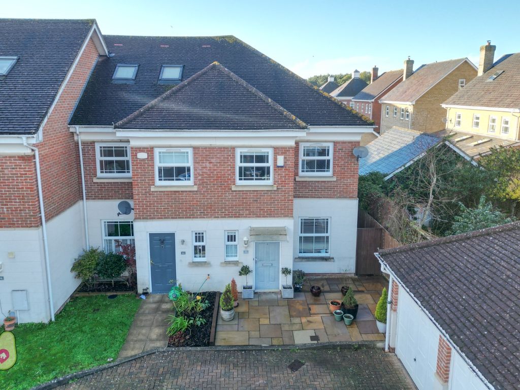 3 bed end terrace house for sale in Swordsmans Road, Deepcut, Camberley