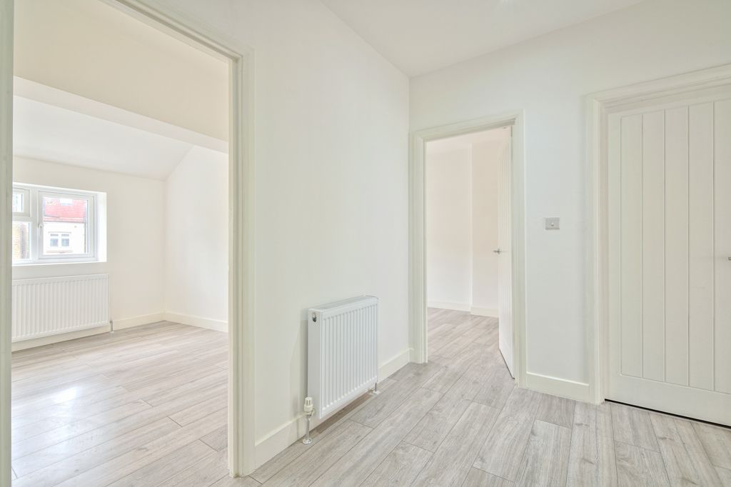 2 bed flat to rent in Langdale Avenue, Mitcham CR4, £1,650 pcm Zoopla