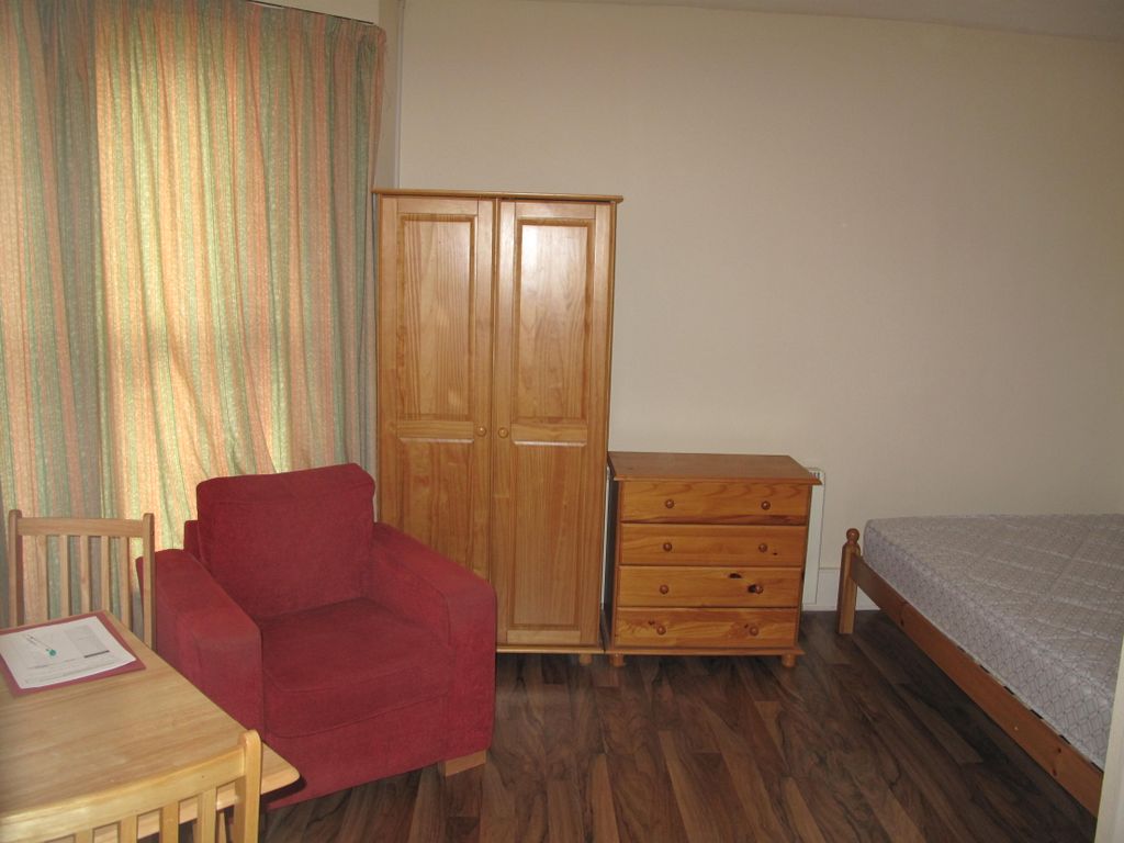 Studio to rent in Mansfield Road, Ilford IG1, £1,000 pcm Zoopla