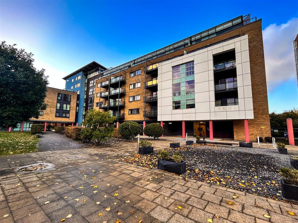 1 bed flat for sale in Prospect Place, Ferry Court, Cardiff Bay CF11, £