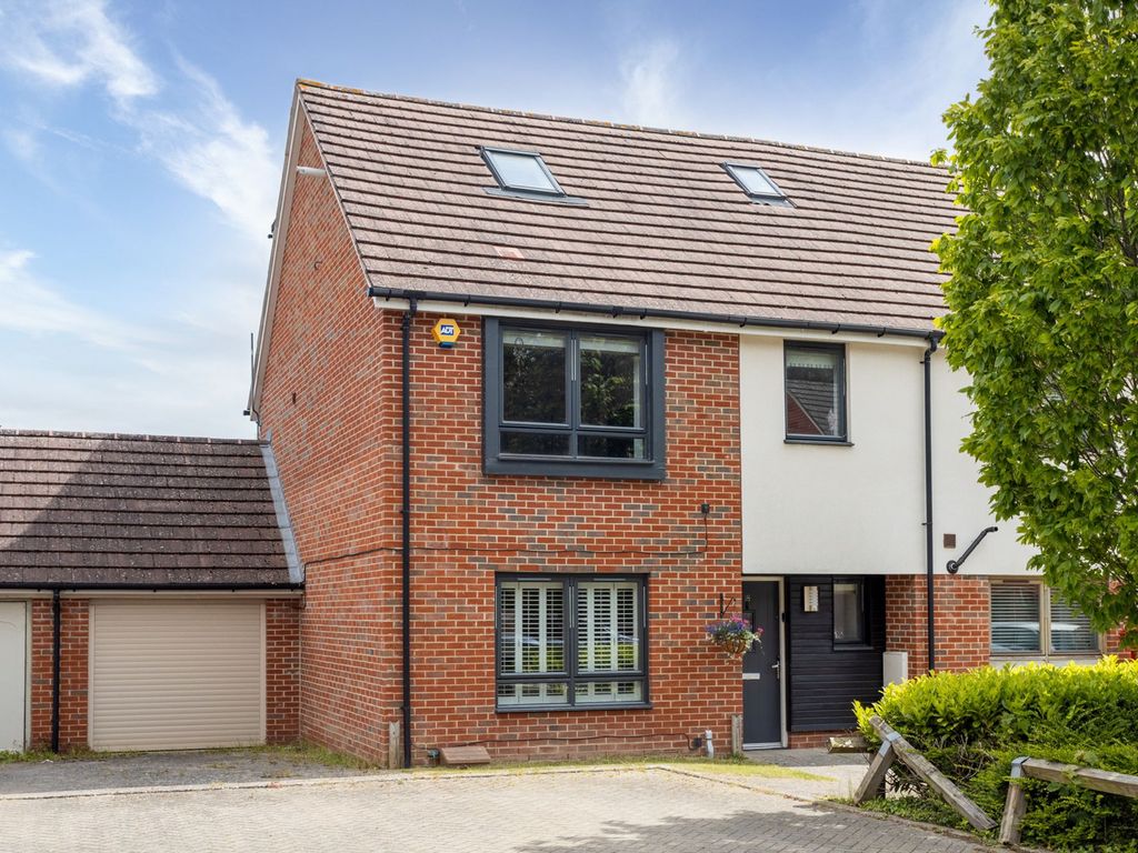 4 bed end terrace house for sale in Pinova Close, Crawley RH11 Zoopla