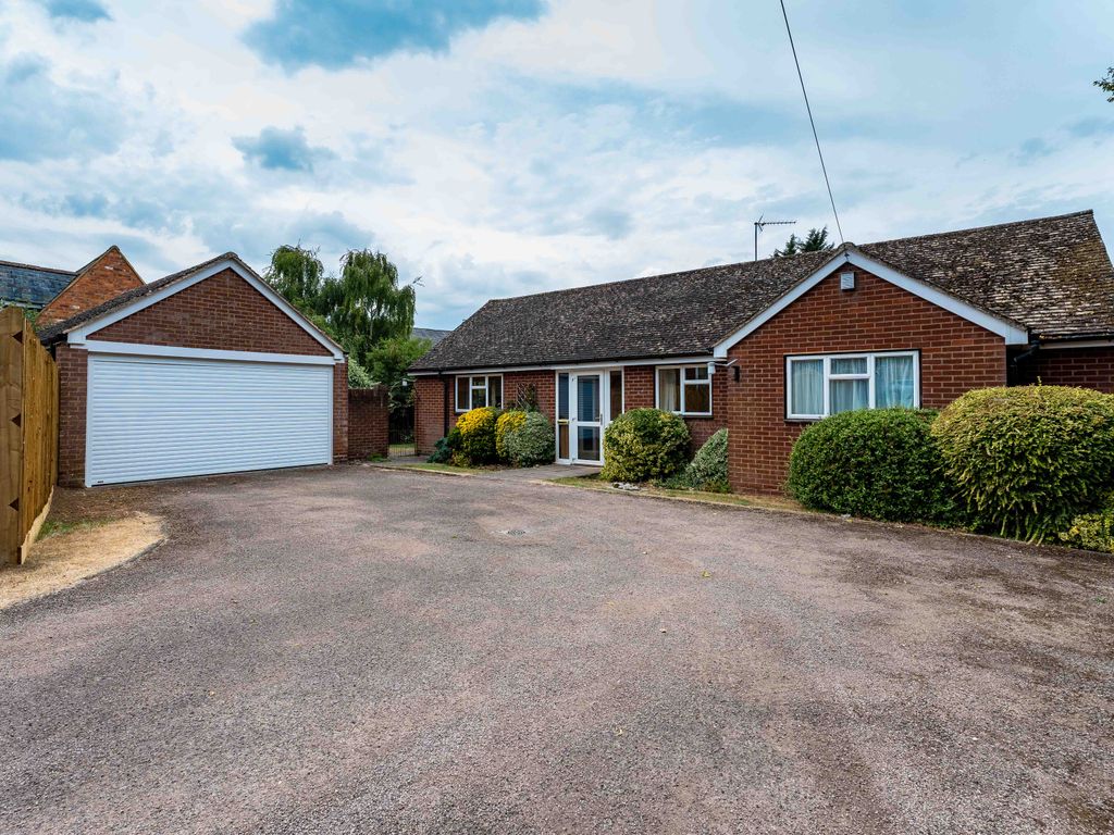 3 bed detached bungalow for sale in Glebelands, Vicarage Lane, Priors