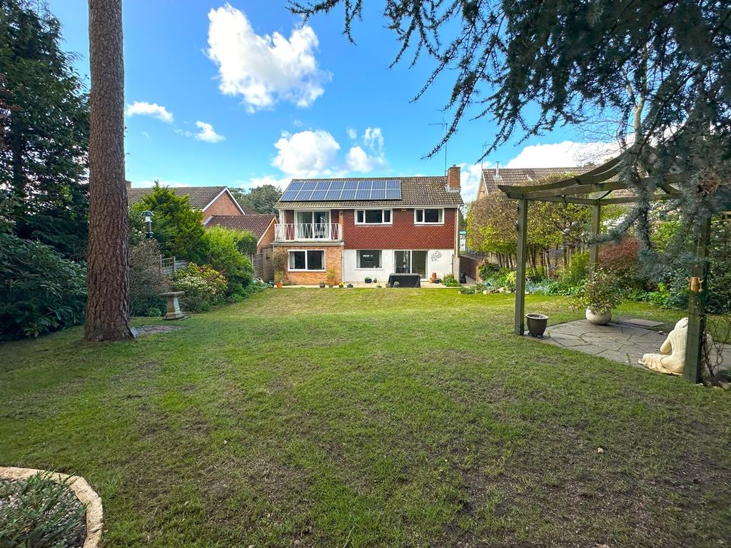 4 bed detached house for sale in Roundway, Camberley GU15, £750,000