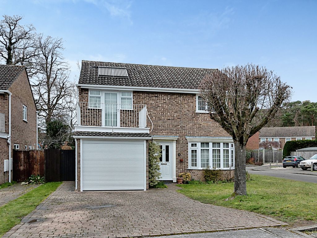 4 bed detached house for sale in Sheridan Crescent, Baughurst, Tadley
