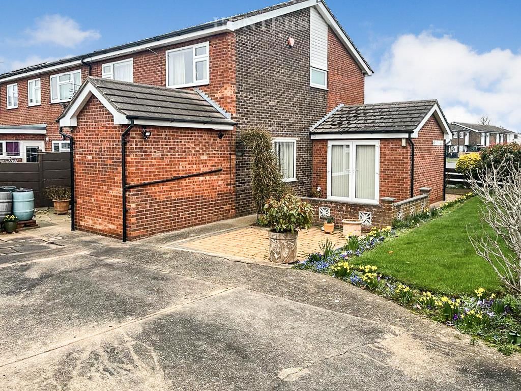 4 bed end terrace house for sale in Riseholme Road, Gainsborough DN21