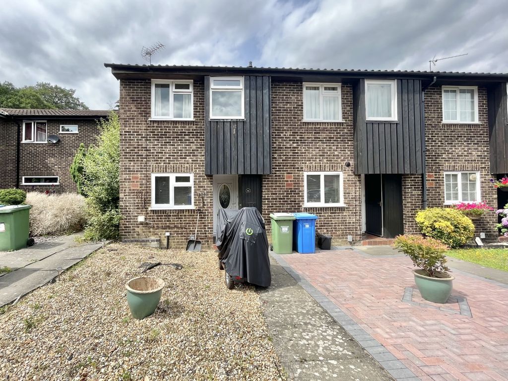 3 bed terraced house for sale in Greenham Wood, Bracknell, Berkshire