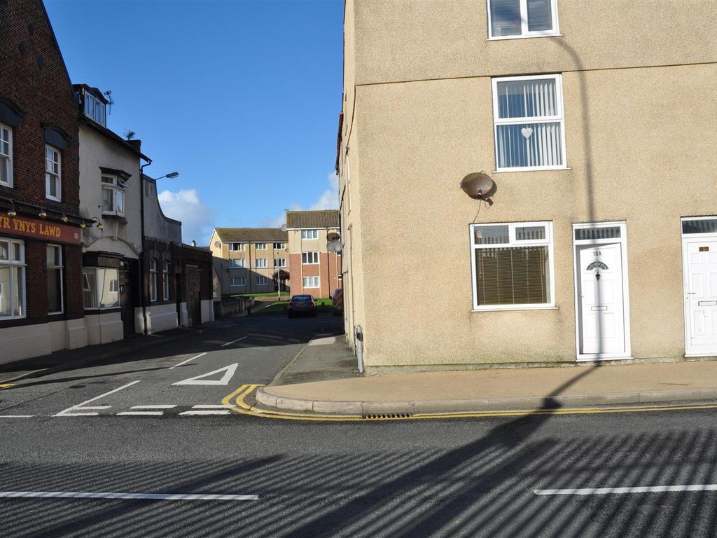 1 bed property to rent in Stanley Crescent, Holyhead LL65, £450 pcm