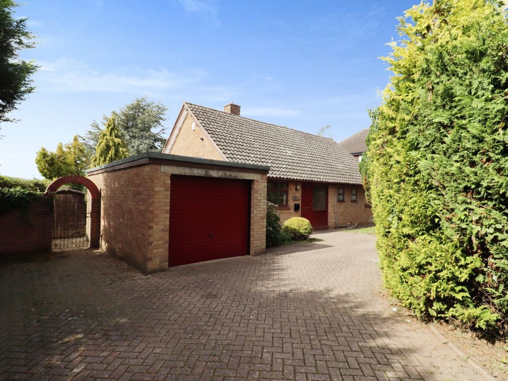 4 bed detached bungalow for sale in Alwyn Road, Bilton, Rugby CV22, £399,950 Zoopla