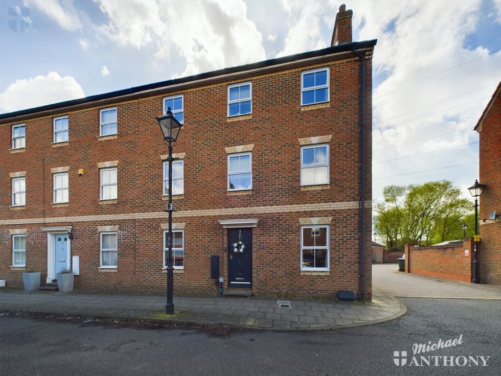 3 bed end terrace house for sale in Queensgate, Fairford Leys