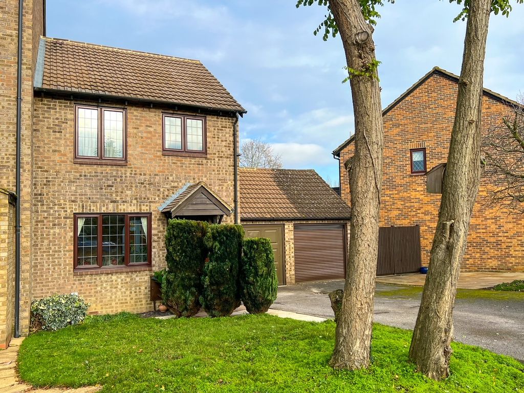 3 bed end terrace house for sale in Kings Chase, East Molesey KT8, £