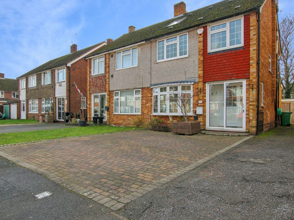 4 bed semidetached house for sale in Aintree Close, Colnbrook, Slough