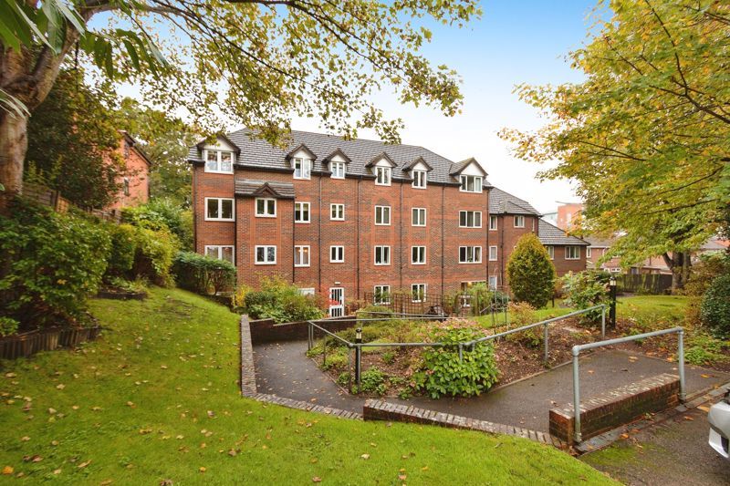 2 bed flat for sale in Meadsview Court, Farnborough GU14, £130,000 Zoopla