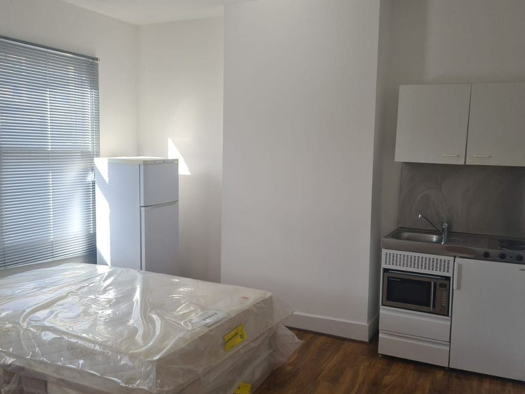 Room to rent in Wandsworth Road, London SW8 Zoopla