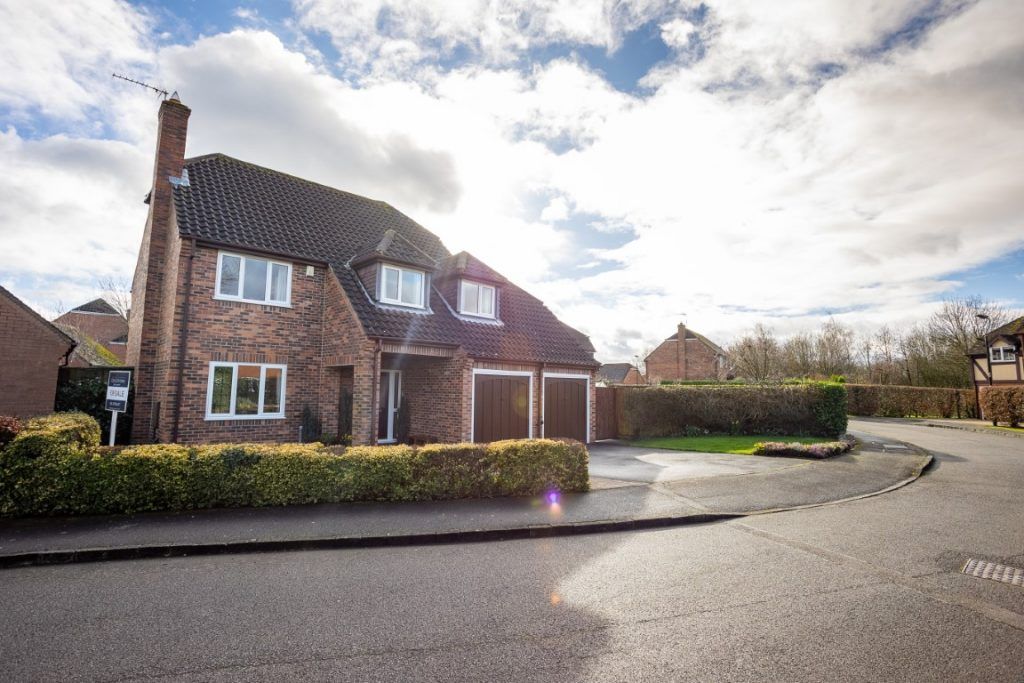 4 bed detached house for sale in Deanery Crescent, Leicester LE4, £