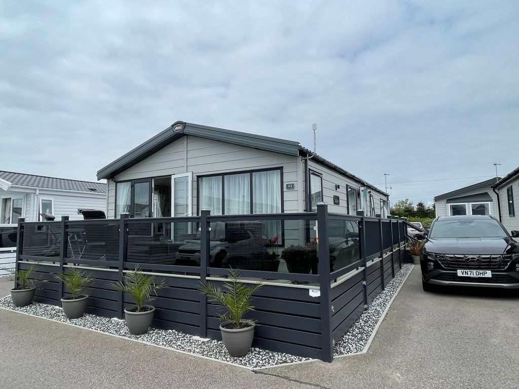 2 bed mobile/park home for sale in Beach Retreat, Pevensey Bay BN24, £