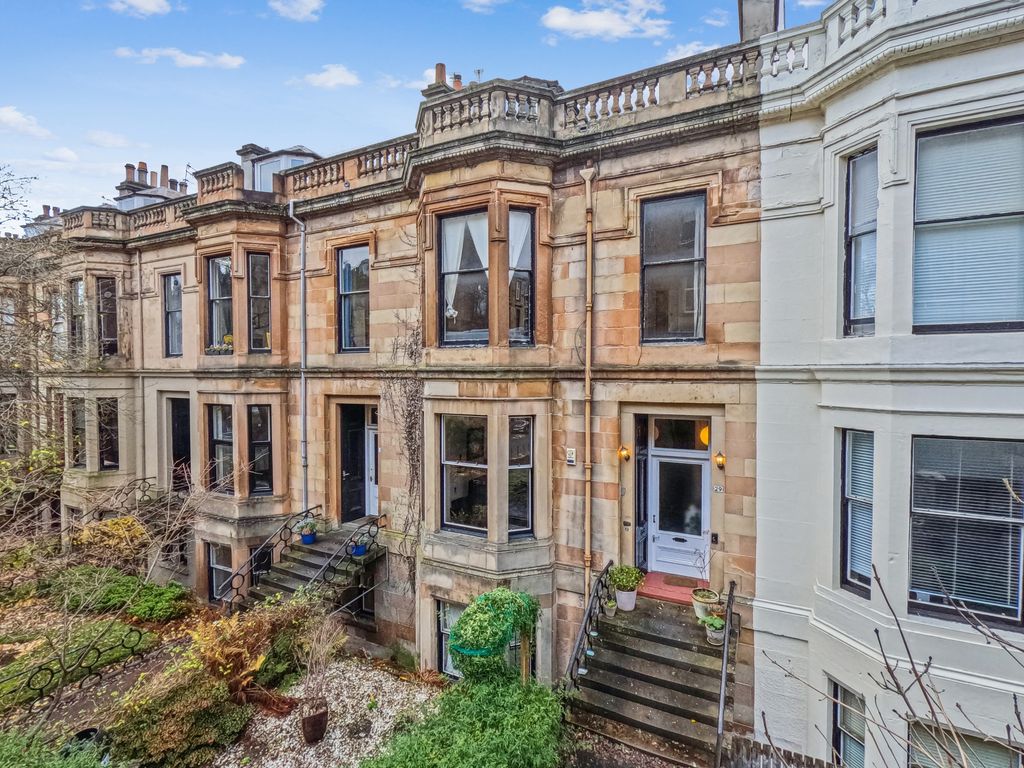 4 bed flat for sale in Hillhead Street, Hillhead, Glasgow G12, £295,000