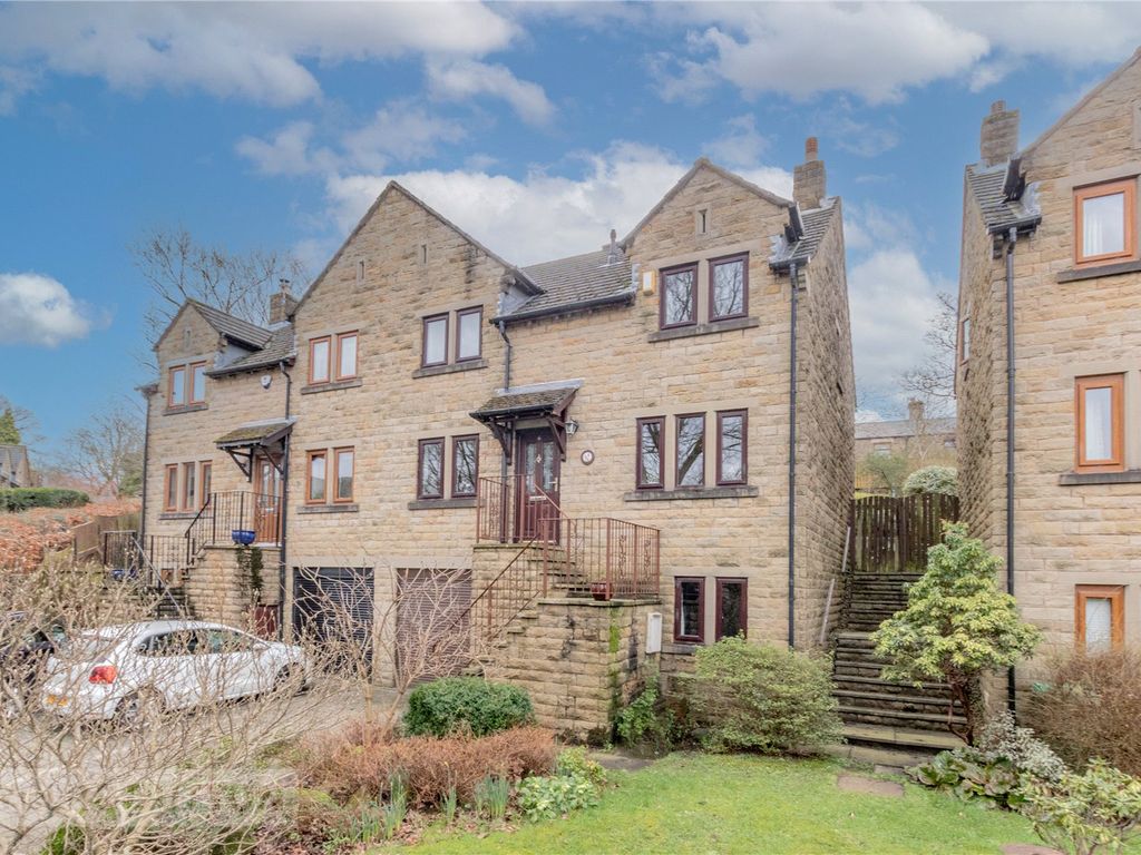 5 bed semidetached house for sale in Sykes Close, Greenfield