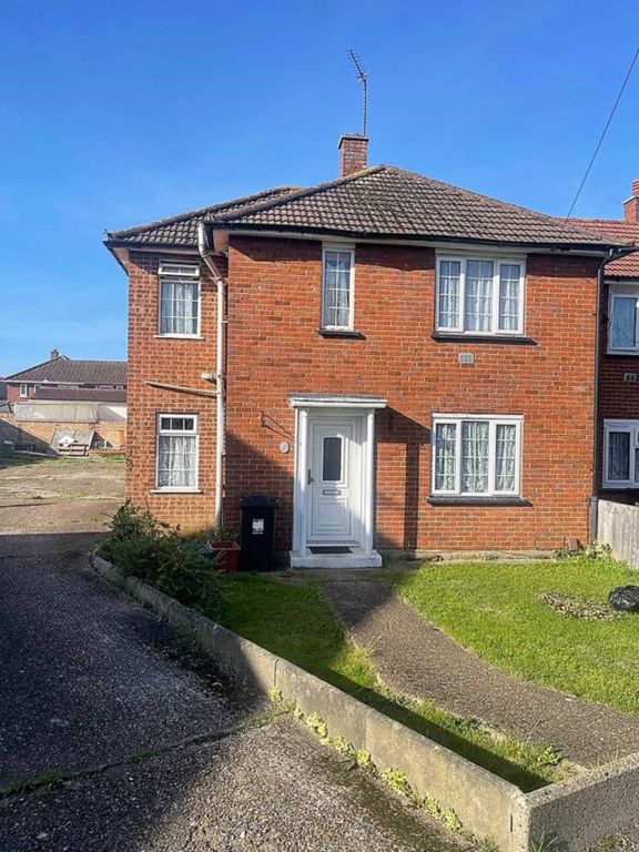3 bed end terrace house to rent in Johnson Road, Hounslow TW5, £1,750