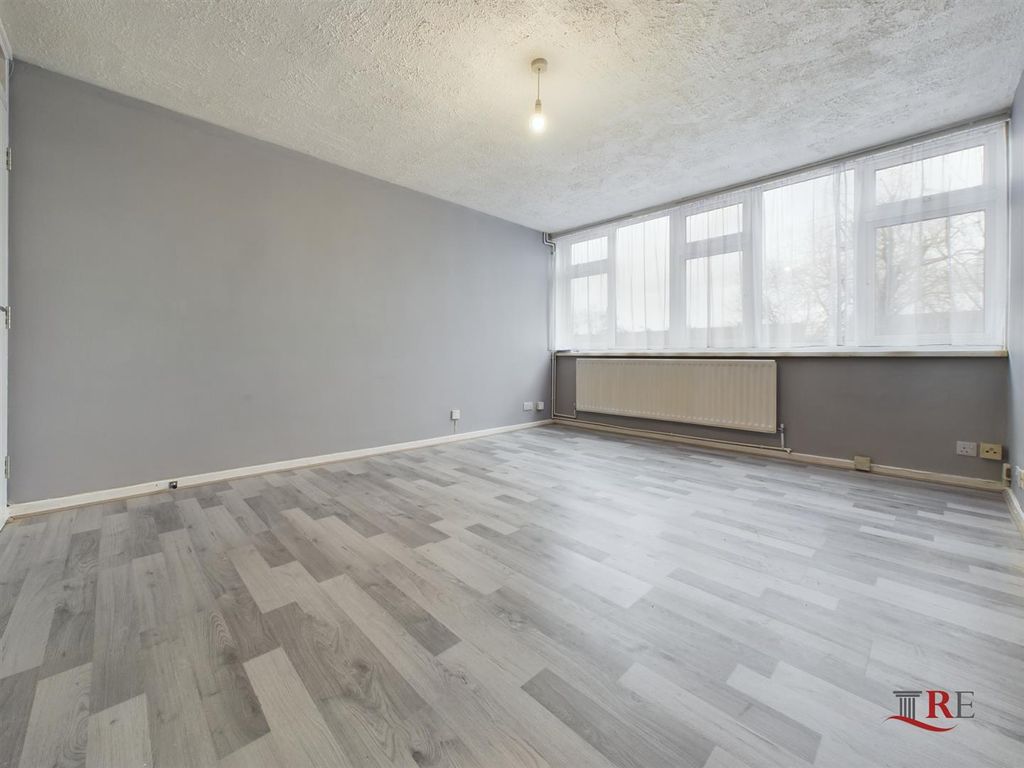 3 bed flat to rent in Talbot Walk, Church Road, Harlesden NW10, £2,200