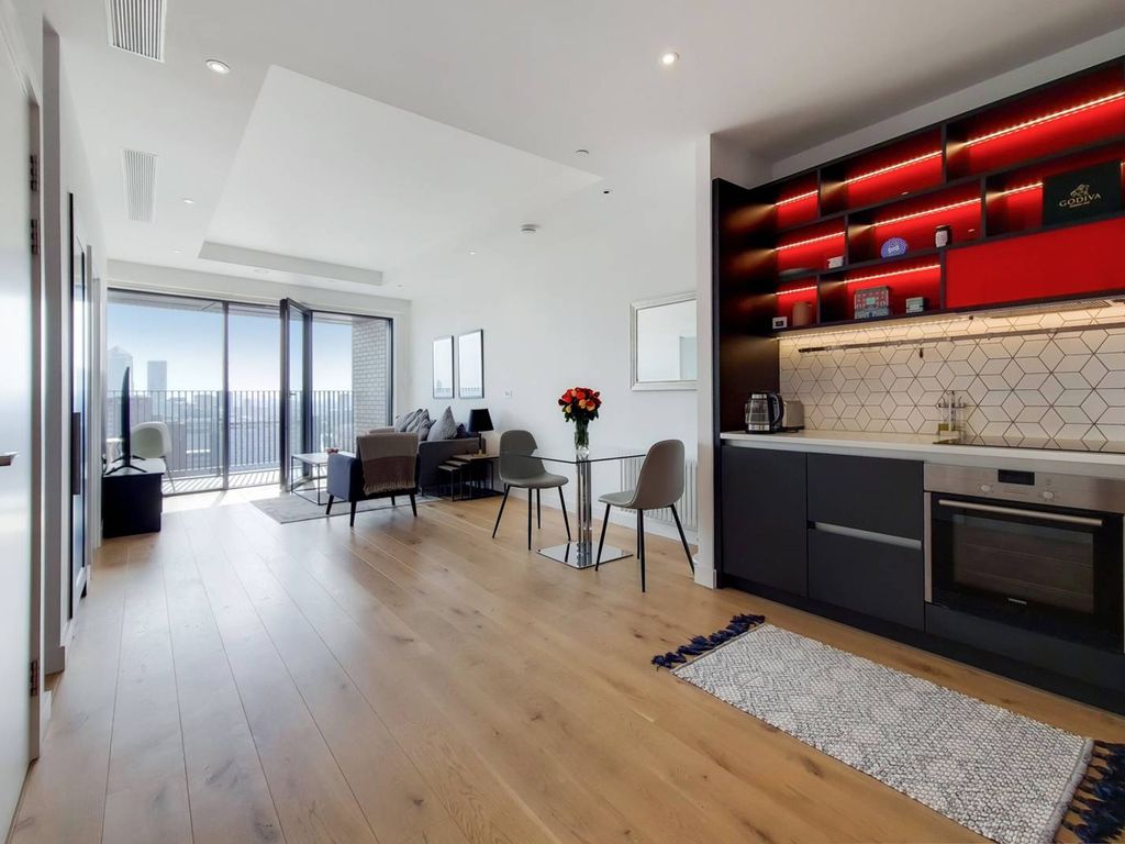 1 bed flat to rent in City Island Way, Canary Wharf, London E14, £2,500