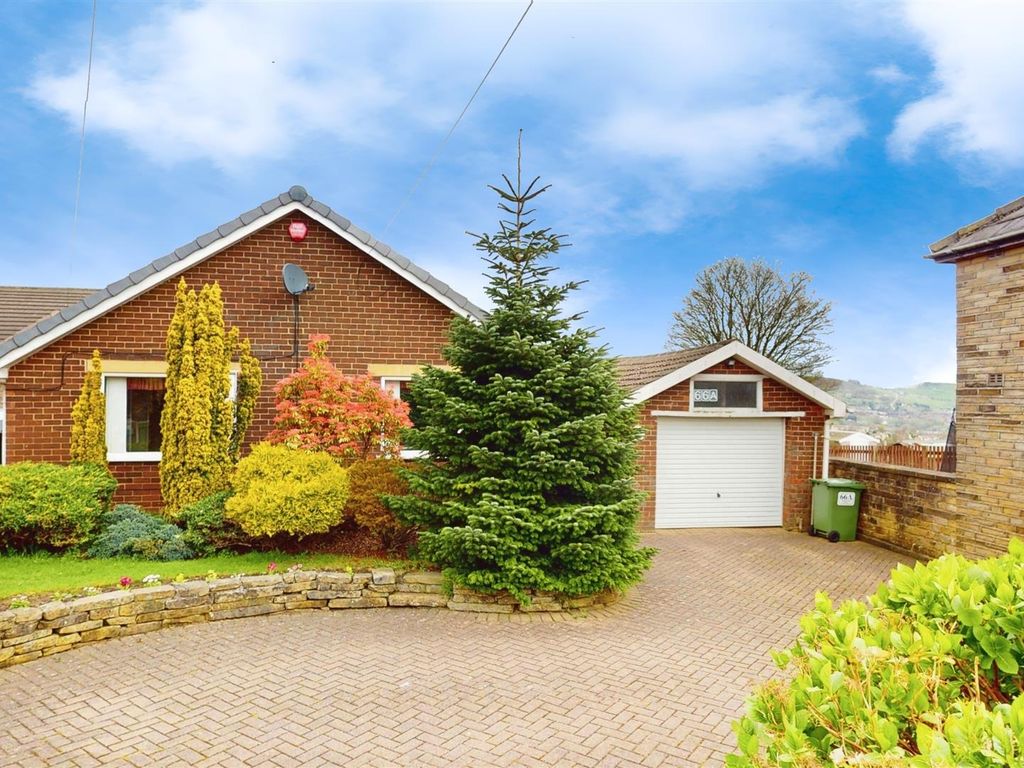 3 bed detached bungalow for sale in Moor End Road, Halifax HX2, £