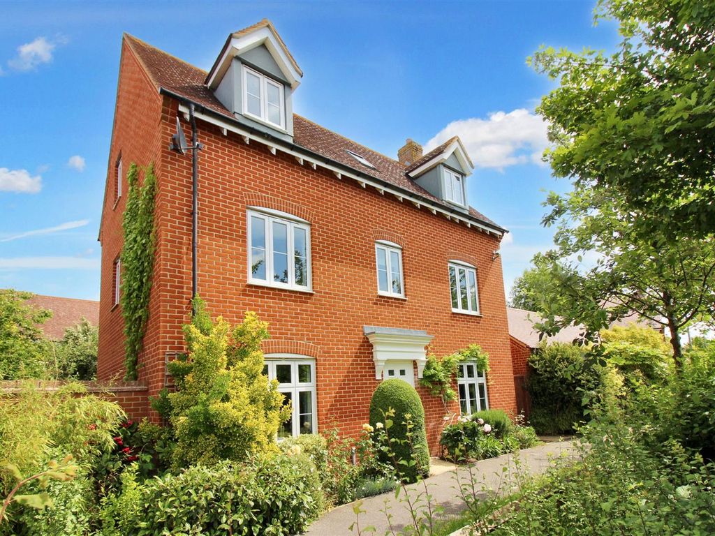 5 bed detached house for sale in Wykeham Path, Aylesbury HP19, £575,000