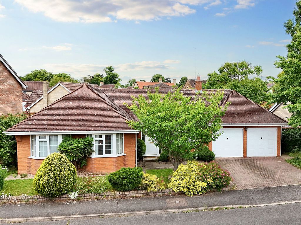 3 bed detached bungalow for sale in Hatley Drive, Burwell CB25, £