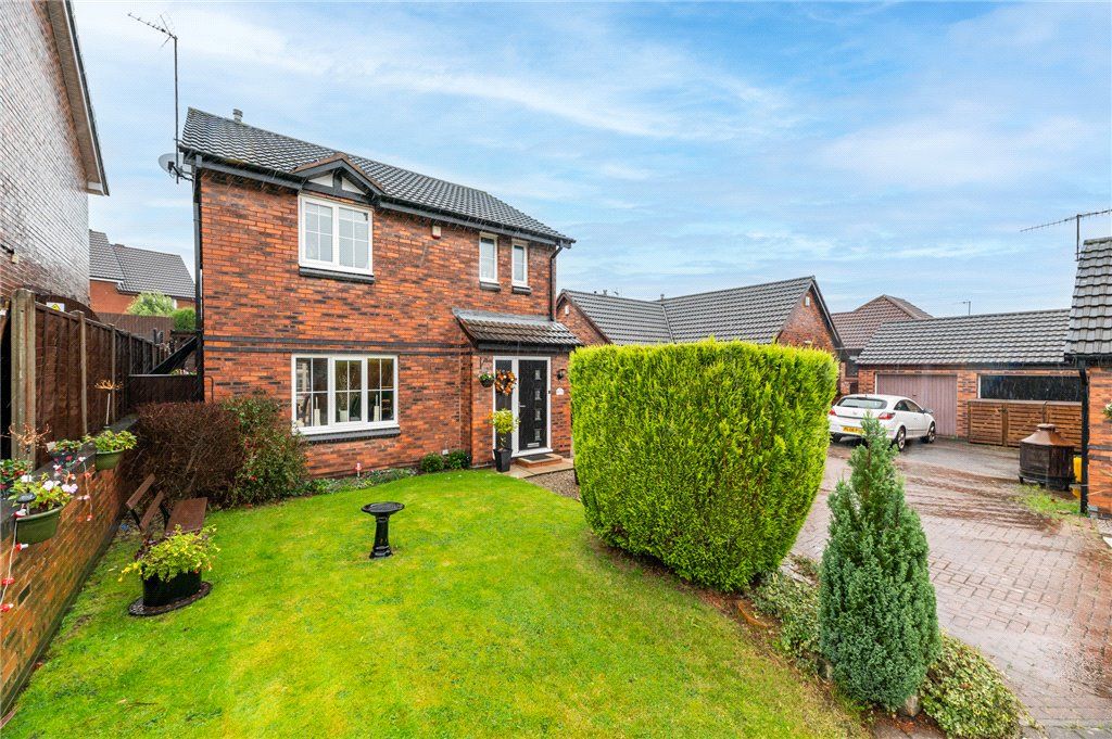 3 bed detached house for sale in Ibbetson Court, Churwell, Morley