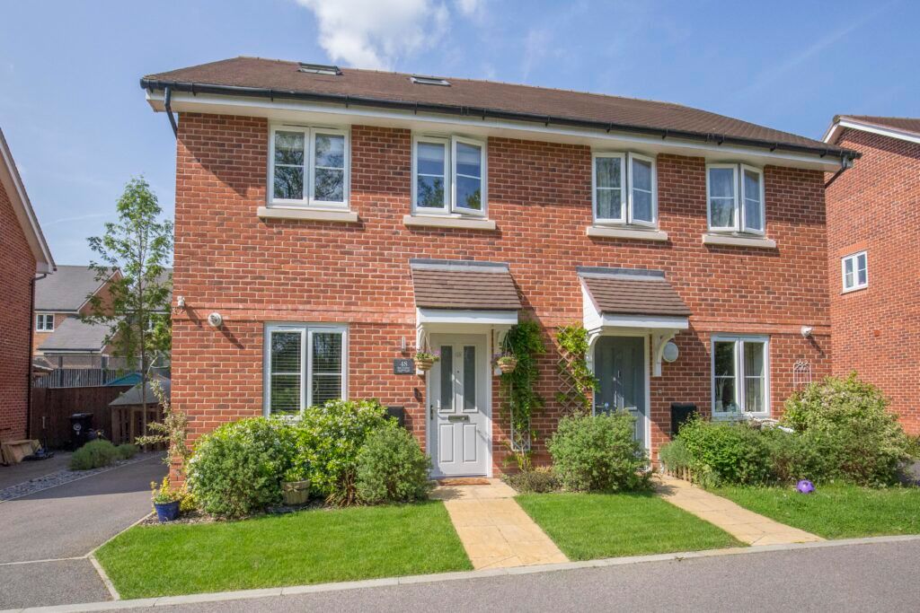 3 bed semidetached house for sale in Rose Meadow, West End, Woking