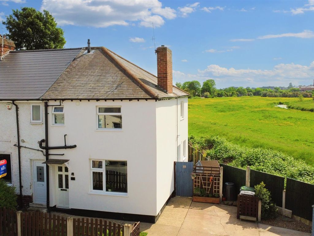 3 bed end terrace house for sale in Thorpe Close, Stapleford