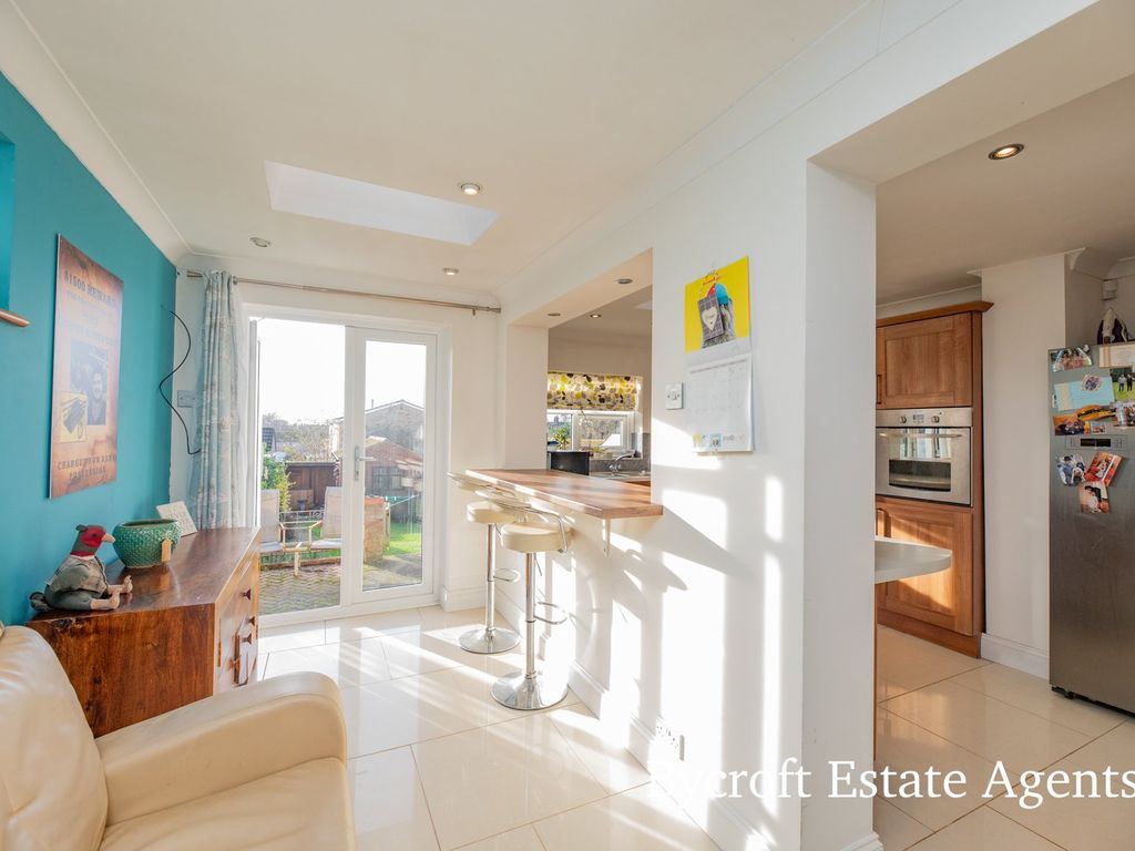 3 bed semidetached house for sale in Oulton Road, Lowestoft NR32, £