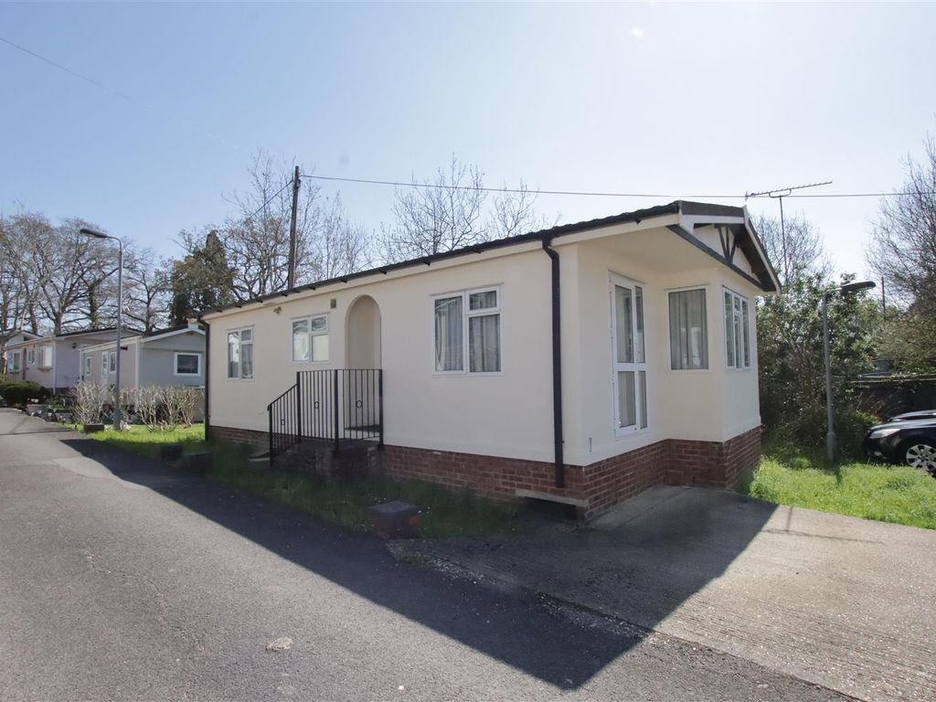 2 bed mobile/park home for sale in Seventh Avenue, Garston Park