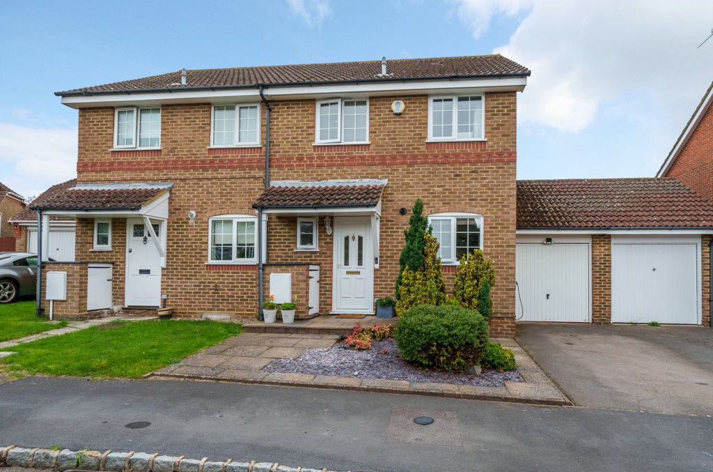 3 bed semidetached house for sale in Throgmorton Road, Yateley