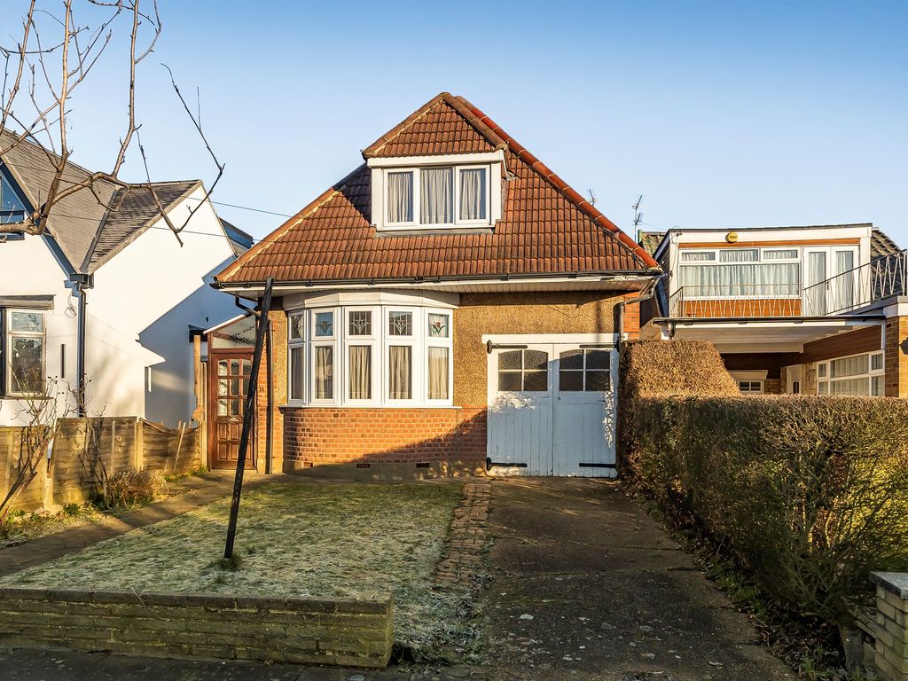 3 bed detached bungalow for sale in Manorway, Enfield EN1, £650,000