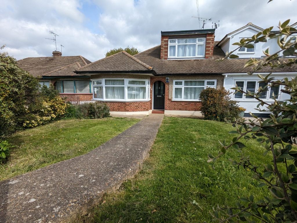 3 bed semidetached bungalow for sale in Chestnut Close, Hockley SS5
