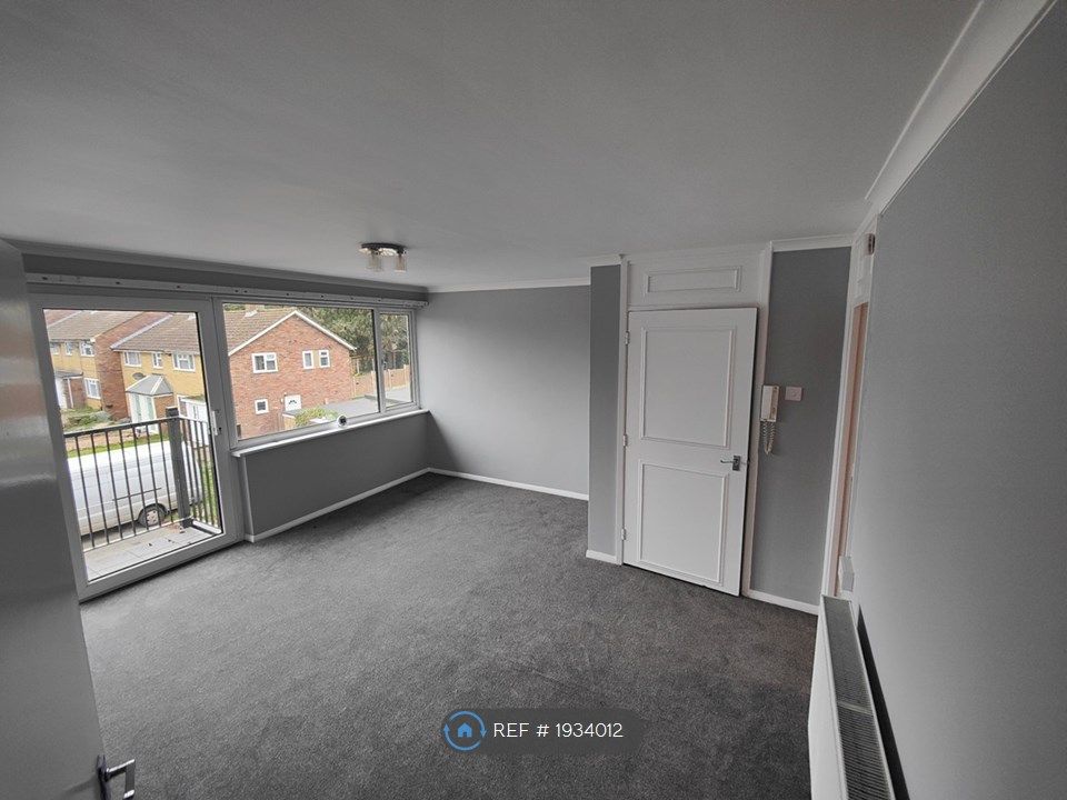 2 bed flat to rent in Chaulden House Gardens, Hemel Hempstead HP1, £