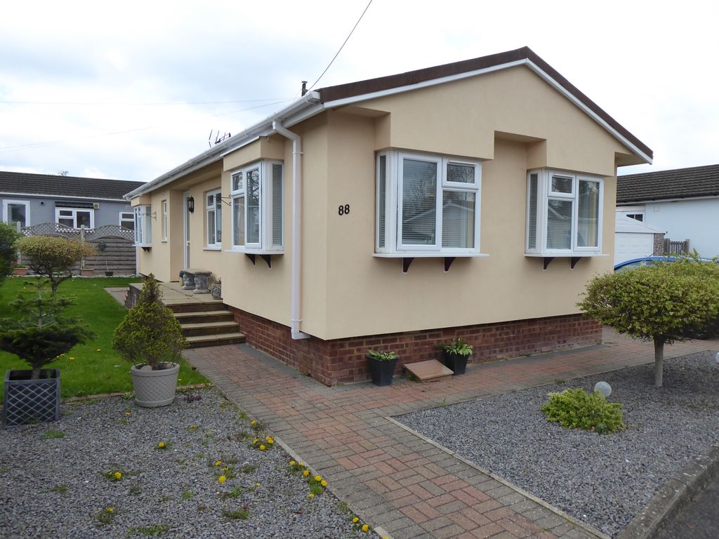 2 bed mobile/park home for sale in Woodside Park, Luton, Bedfordshire