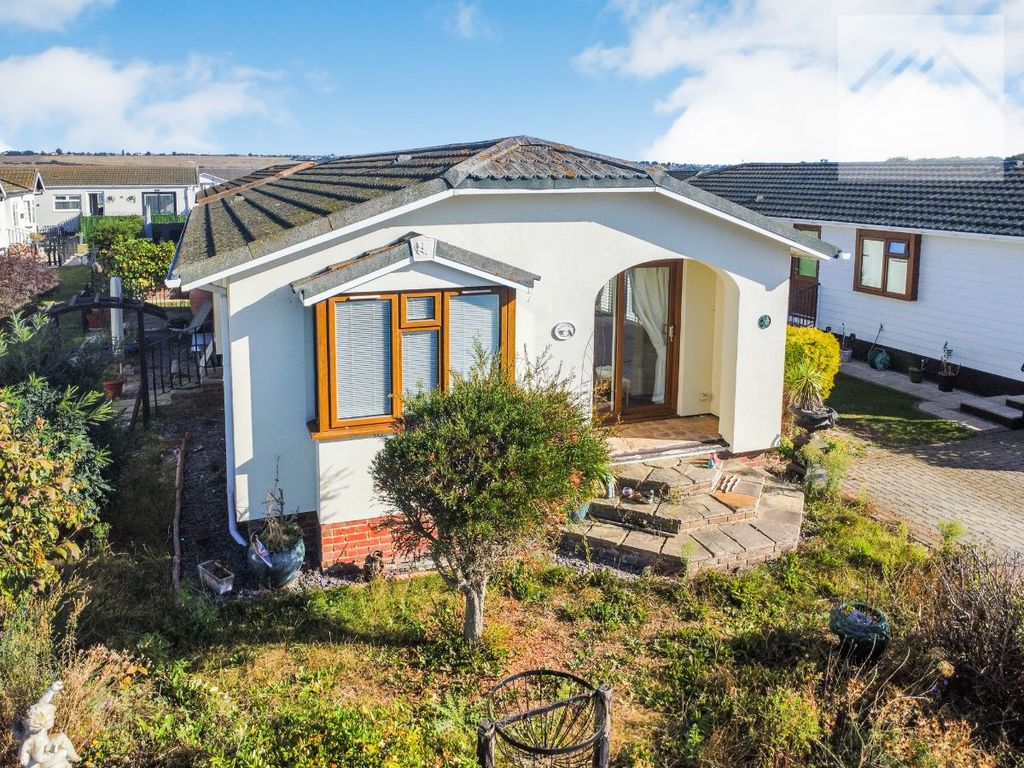 2 bed bungalow for sale in Kings Park, Creek Road, Canvey Island SS8, £