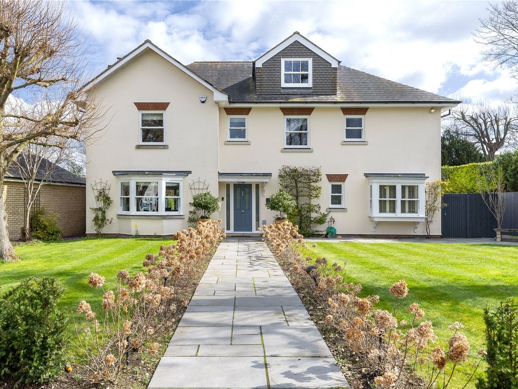 5 bed detached house to rent in Palace Gardens, Royston, Hertfordshire