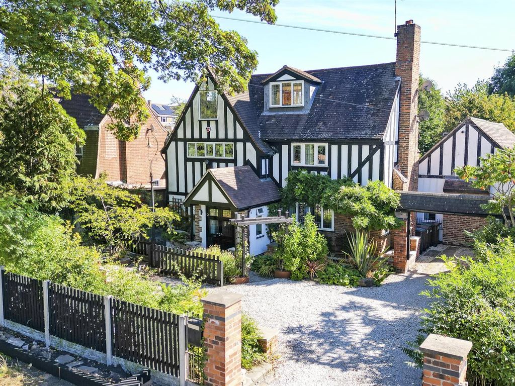 4 bed detached house for sale in Mansfield Road, Redhill