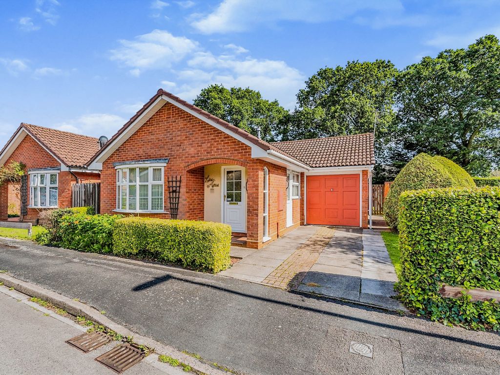 2 bed bungalow to rent in Robin Gardens, Totton, Southampton SO40, £